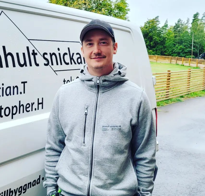 Medarbetare Mikael vid sin snickarbil
