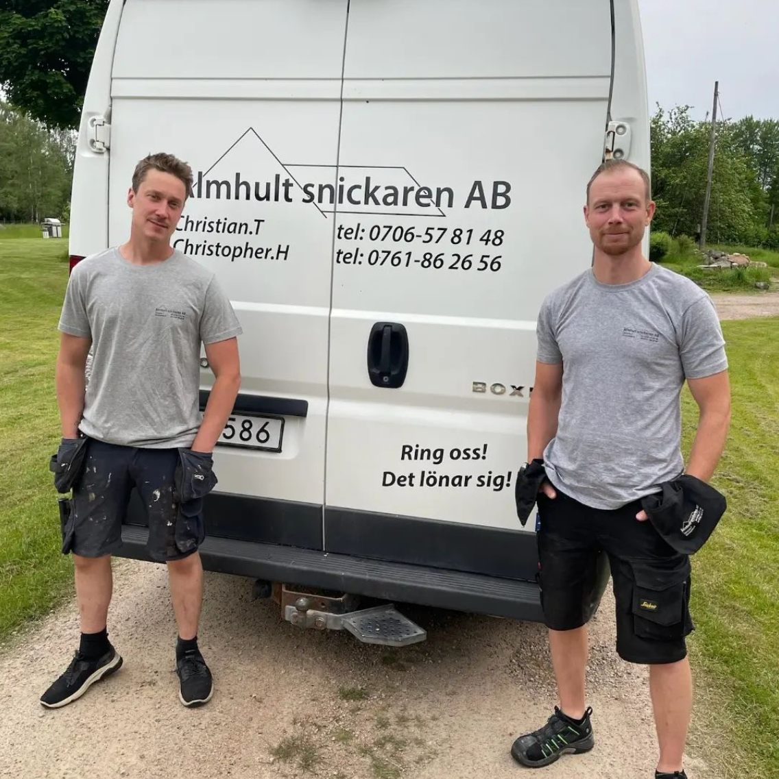 Hantverkare med sin snickarbil