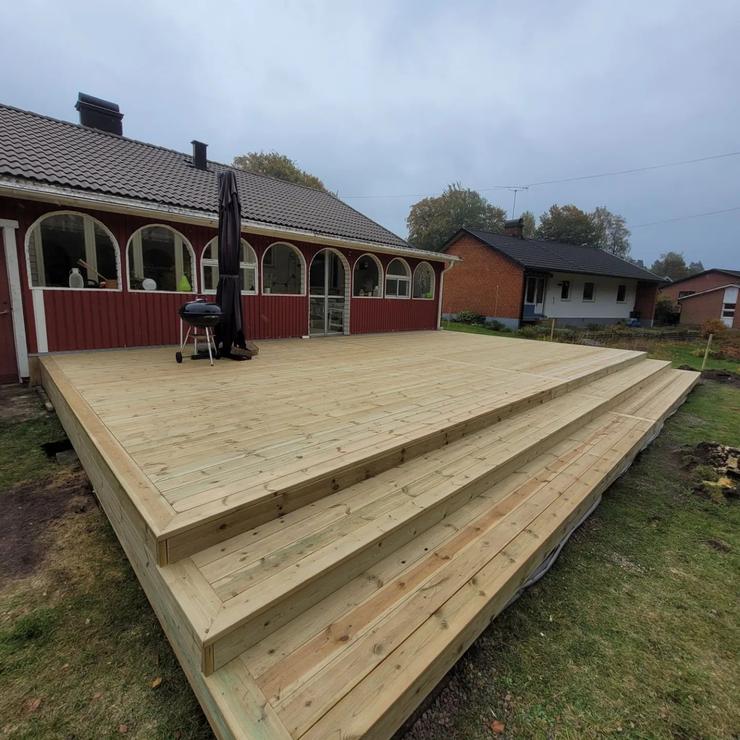 Nytt altandäck med breda trappsteg