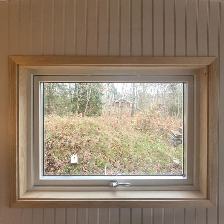 Monterat träfönster